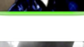 Eine dunkelhaarige F ...